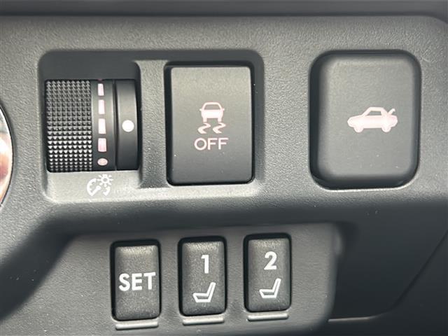 【シートメモリー】運転を交代するたびに、いちいち合わせ直すのは面倒、急いでいるときに直し忘れていたりすると、危ないことも。各自の最適なシート位置がスイッチ一つで再現できるので、とってもスムーズ。