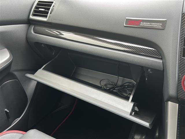 【グローブボックス】よく取り出す物は助手席前のコチラヘ♪収納も十分です♪