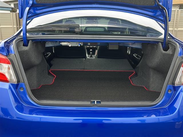 【トランクルーム】ゴルフバッグも収納可能な大容量のトランクルームとなっております。