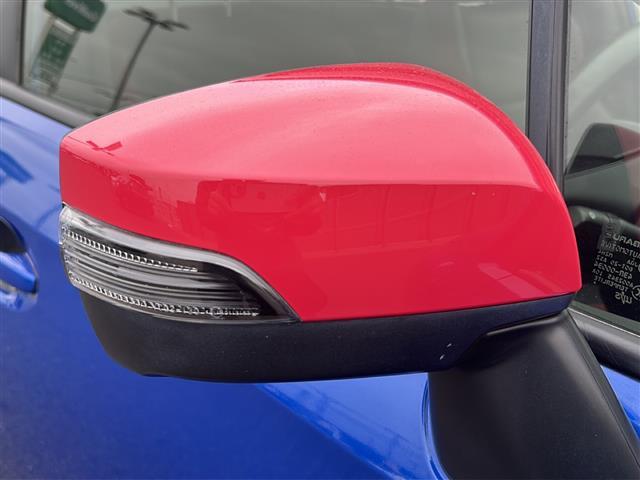 【　電動格納ウインカーミラー　】付いているだけで高級感のＵＰするウィンカー内臓サイドミラー♪もちろん見た目だけでなく、対向車からの視認性の向上につながり、安全度もＵＰ♪