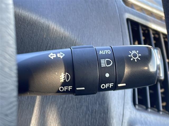 プリウスアルファ Ｓ　アルパイン９インチナビ　フルセグＴＶ　Ｂｌｕｅｔｏｏｔｈ　ＣＤ／ＤＶＤ　ＨＤＭＩ　バックカメラ　前後コーナーセンサー　ビルトインＥＴＣ　横滑り防止装置　盗難防止装置　オートライト（8枚目）