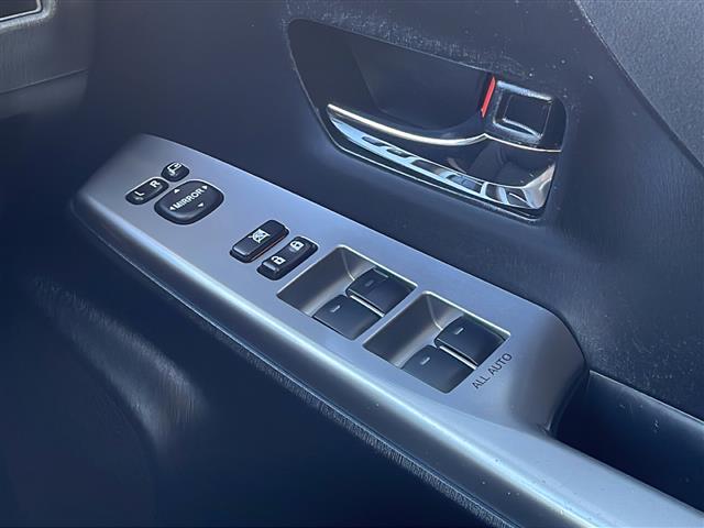 プリウスアルファ Ｓ　アルパイン９インチナビ　フルセグＴＶ　Ｂｌｕｅｔｏｏｔｈ　ＣＤ／ＤＶＤ　ＨＤＭＩ　バックカメラ　前後コーナーセンサー　ビルトインＥＴＣ　横滑り防止装置　盗難防止装置　オートライト（12枚目）