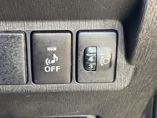 プリウスアルファ Ｓ　アルパイン９インチナビ　フルセグＴＶ　Ｂｌｕｅｔｏｏｔｈ　ＣＤ／ＤＶＤ　ＨＤＭＩ　バックカメラ　前後コーナーセンサー　ビルトインＥＴＣ　横滑り防止装置　盗難防止装置　オートライト（16枚目）