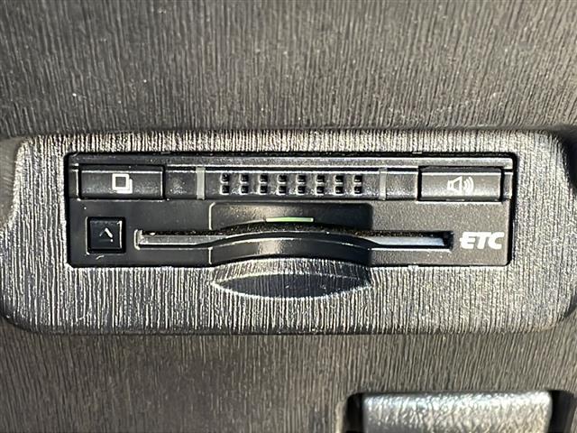 プリウスアルファ Ｓ　アルパイン９インチナビ　フルセグＴＶ　Ｂｌｕｅｔｏｏｔｈ　ＣＤ／ＤＶＤ　ＨＤＭＩ　バックカメラ　前後コーナーセンサー　ビルトインＥＴＣ　横滑り防止装置　盗難防止装置　オートライト（17枚目）