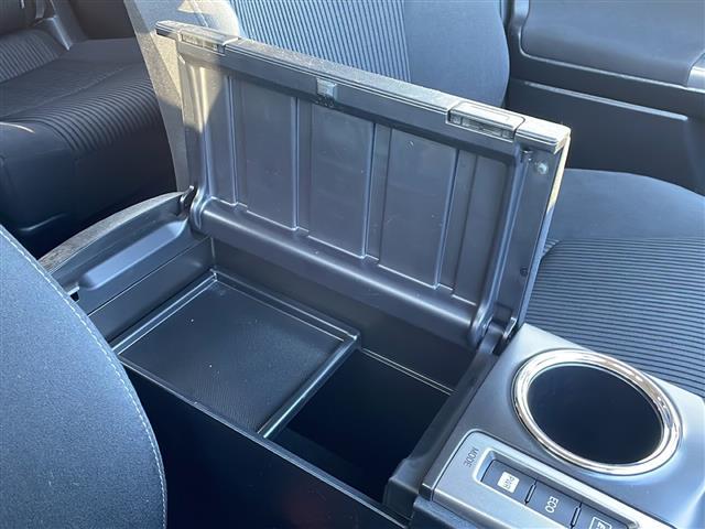 プリウスアルファ Ｓ　アルパイン９インチナビ　フルセグＴＶ　Ｂｌｕｅｔｏｏｔｈ　ＣＤ／ＤＶＤ　ＨＤＭＩ　バックカメラ　前後コーナーセンサー　ビルトインＥＴＣ　横滑り防止装置　盗難防止装置　オートライト（20枚目）