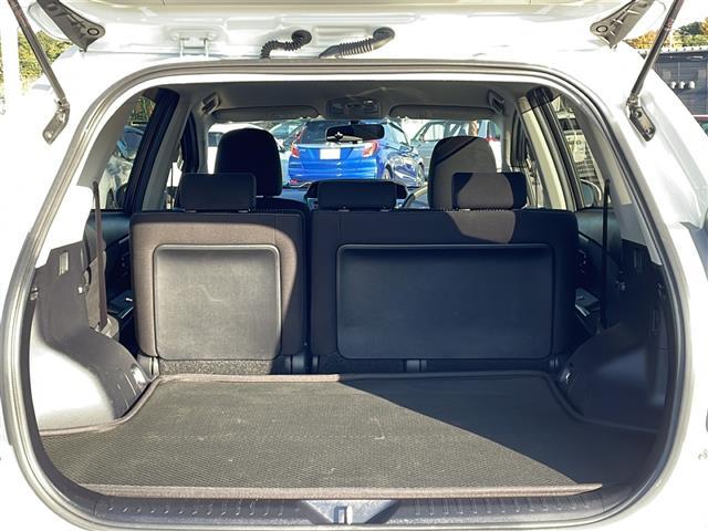 プリウスアルファ Ｓ　アルパイン９インチナビ　フルセグＴＶ　Ｂｌｕｅｔｏｏｔｈ　ＣＤ／ＤＶＤ　ＨＤＭＩ　バックカメラ　前後コーナーセンサー　ビルトインＥＴＣ　横滑り防止装置　盗難防止装置　オートライト（28枚目）