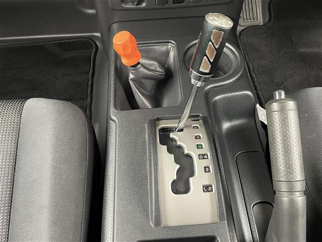 ＦＪクルーザー ベースグレード　純正ナビ　フルセグ　ＣＤ　ＤＶＤ　Ｂｌｕｅｔｏｏｔｈ　バックカメラ　４ＷＤ　フロアマット　ドアバイザー　保証書　取扱説明書　スペアキー（14枚目）