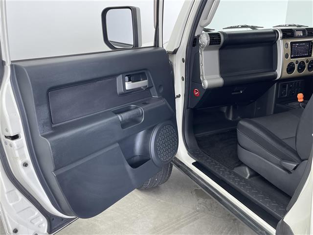 ＦＪクルーザー ベースグレード　純正ナビ　フルセグ　ＣＤ　ＤＶＤ　Ｂｌｕｅｔｏｏｔｈ　バックカメラ　４ＷＤ　フロアマット　ドアバイザー　保証書　取扱説明書　スペアキー（24枚目）