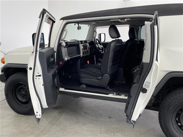 ＦＪクルーザー ベースグレード　純正ナビ　フルセグ　ＣＤ　ＤＶＤ　Ｂｌｕｅｔｏｏｔｈ　バックカメラ　４ＷＤ　フロアマット　ドアバイザー　保証書　取扱説明書　スペアキー（27枚目）