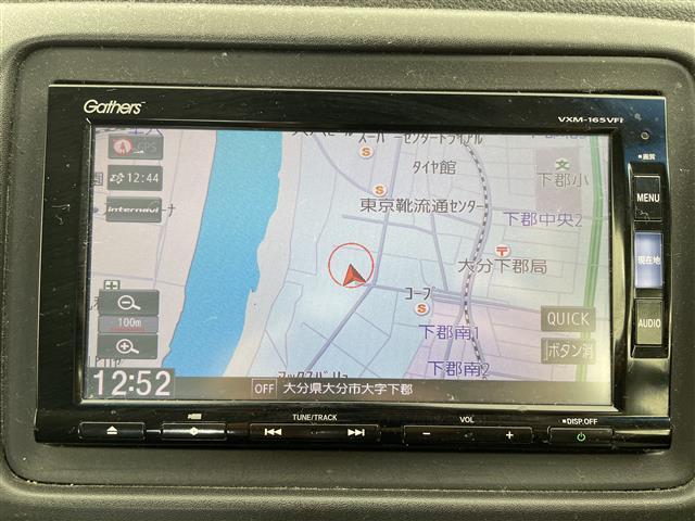 ヴェゼル ハイブリッドＺ　純正ナビ　シートヒーター　純正アルミホイル１７インチ　純正フロアマット　ルーフレール　オートブレーキホールド　ＨＤＭＩ入力端子　ＵＳＢ入力端子　革巻ステアリング　ハーフレザー　スペアキー　バックカメラ（3枚目）