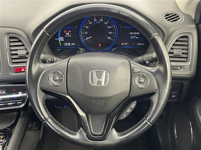 ヴェゼル ハイブリッドＺ　純正ナビ　シートヒーター　純正アルミホイル１７インチ　純正フロアマット　ルーフレール　オートブレーキホールド　ＨＤＭＩ入力端子　ＵＳＢ入力端子　革巻ステアリング　ハーフレザー　スペアキー　バックカメラ（7枚目）