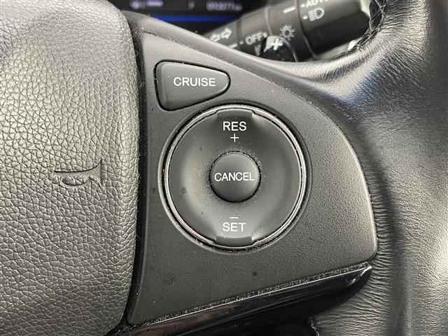 ヴェゼル ハイブリッドＺ　純正ナビ　シートヒーター　純正アルミホイル１７インチ　純正フロアマット　ルーフレール　オートブレーキホールド　ＨＤＭＩ入力端子　ＵＳＢ入力端子　革巻ステアリング　ハーフレザー　スペアキー　バックカメラ（9枚目）