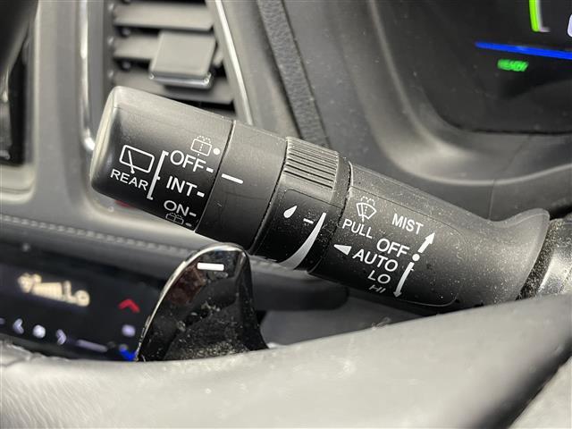 ヴェゼル ハイブリッドＺ　純正ナビ　シートヒーター　純正アルミホイル１７インチ　純正フロアマット　ルーフレール　オートブレーキホールド　ＨＤＭＩ入力端子　ＵＳＢ入力端子　革巻ステアリング　ハーフレザー　スペアキー　バックカメラ（10枚目）