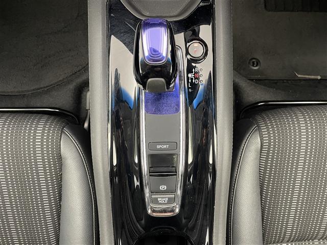 ヴェゼル ハイブリッドＺ　純正ナビ　シートヒーター　純正アルミホイル１７インチ　純正フロアマット　ルーフレール　オートブレーキホールド　ＨＤＭＩ入力端子　ＵＳＢ入力端子　革巻ステアリング　ハーフレザー　スペアキー　バックカメラ（16枚目）