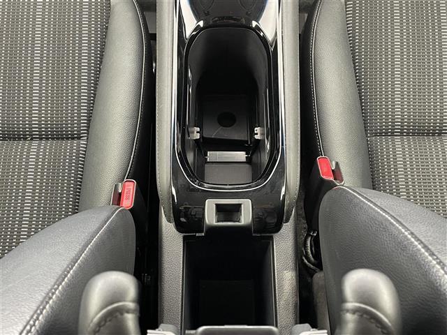 ヴェゼル ハイブリッドＺ　純正ナビ　シートヒーター　純正アルミホイル１７インチ　純正フロアマット　ルーフレール　オートブレーキホールド　ＨＤＭＩ入力端子　ＵＳＢ入力端子　革巻ステアリング　ハーフレザー　スペアキー　バックカメラ（17枚目）