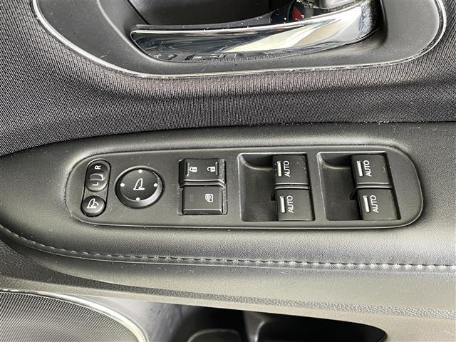 ヴェゼル ハイブリッドＺ　純正ナビ　シートヒーター　純正アルミホイル１７インチ　純正フロアマット　ルーフレール　オートブレーキホールド　ＨＤＭＩ入力端子　ＵＳＢ入力端子　革巻ステアリング　ハーフレザー　スペアキー　バックカメラ（18枚目）