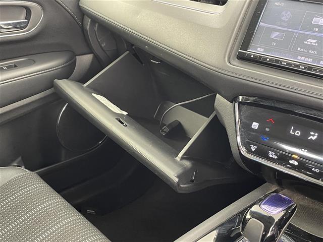 ヴェゼル ハイブリッドＺ　純正ナビ　シートヒーター　純正アルミホイル１７インチ　純正フロアマット　ルーフレール　オートブレーキホールド　ＨＤＭＩ入力端子　ＵＳＢ入力端子　革巻ステアリング　ハーフレザー　スペアキー　バックカメラ（21枚目）