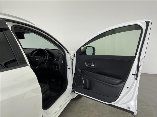 ヴェゼル ハイブリッドＺ　純正ナビ　シートヒーター　純正アルミホイル１７インチ　純正フロアマット　ルーフレール　オートブレーキホールド　ＨＤＭＩ入力端子　ＵＳＢ入力端子　革巻ステアリング　ハーフレザー　スペアキー　バックカメラ（23枚目）