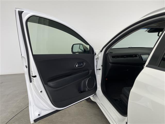 ヴェゼル ハイブリッドＺ　純正ナビ　シートヒーター　純正アルミホイル１７インチ　純正フロアマット　ルーフレール　オートブレーキホールド　ＨＤＭＩ入力端子　ＵＳＢ入力端子　革巻ステアリング　ハーフレザー　スペアキー　バックカメラ（27枚目）