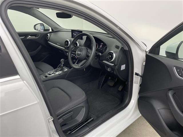 A3 スポーツバック30TFSI 純正ナビ/純正アルミホイル16インチ/バックカメラ/クルーズコントロール/ステアリングスイッチ/コーナーセンサー/プッシュスタート/USB入力端子/スペアキー/取扱説明書/フロアマット/ETC(5枚目)