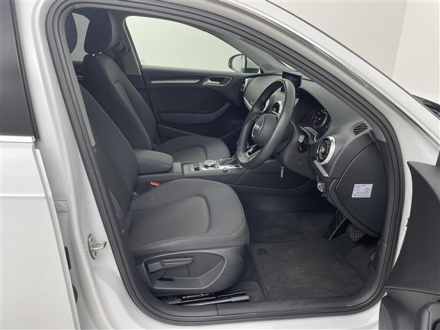A3 スポーツバック30TFSI 純正ナビ/純正アルミホイル16インチ/バックカメラ/クルーズコントロール/ステアリングスイッチ/コーナーセンサー/プッシュスタート/USB入力端子/スペアキー/取扱説明書/フロアマット/ETC(6枚目)
