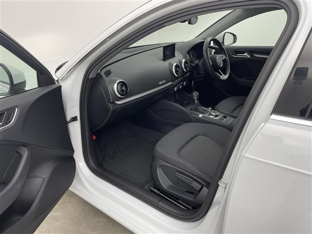 A3 スポーツバック30TFSI 純正ナビ/純正アルミホイル16インチ/バックカメラ/クルーズコントロール/ステアリングスイッチ/コーナーセンサー/プッシュスタート/USB入力端子/スペアキー/取扱説明書/フロアマット/ETC(7枚目)