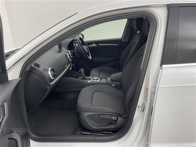 A3 スポーツバック30TFSI 純正ナビ/純正アルミホイル16インチ/バックカメラ/クルーズコントロール/ステアリングスイッチ/コーナーセンサー/プッシュスタート/USB入力端子/スペアキー/取扱説明書/フロアマット/ETC(8枚目)