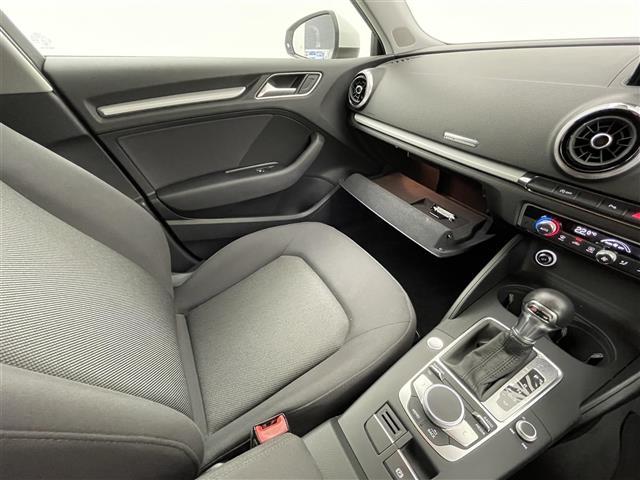 A3 スポーツバック30TFSI 純正ナビ/純正アルミホイル16インチ/バックカメラ/クルーズコントロール/ステアリングスイッチ/コーナーセンサー/プッシュスタート/USB入力端子/スペアキー/取扱説明書/フロアマット/ETC(9枚目)