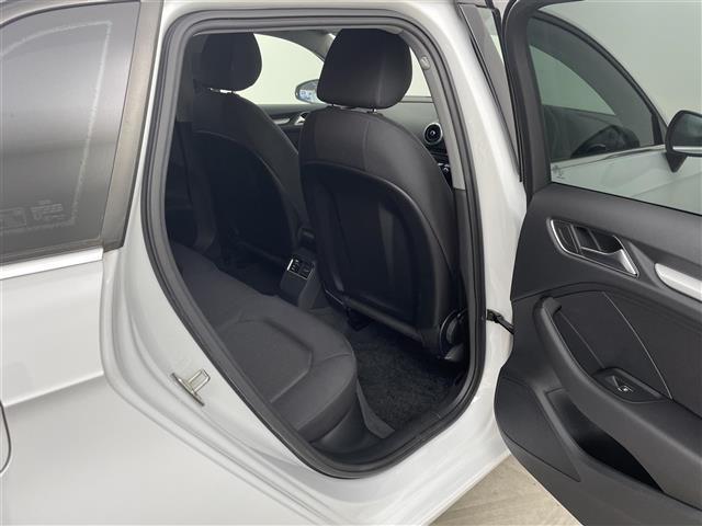 A3 スポーツバック30TFSI 純正ナビ/純正アルミホイル16インチ/バックカメラ/クルーズコントロール/ステアリングスイッチ/コーナーセンサー/プッシュスタート/USB入力端子/スペアキー/取扱説明書/フロアマット/ETC(10枚目)