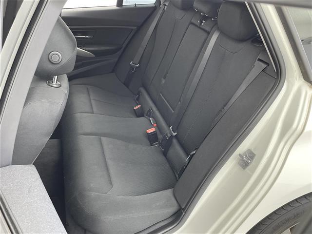 ３シリーズ ３２０ｉツーリング　純正ナビ　Ｂｌｕｅｔｏｏｔｈ　ＣＤ　ＤＶＤ　バックカメラ　衝突軽減ブレーキ　ＥＴＣ　前席パワーシート　クルーズコントロール　パワーバックドア　ステアリングスイッチ　純正アルミホイール（27枚目）