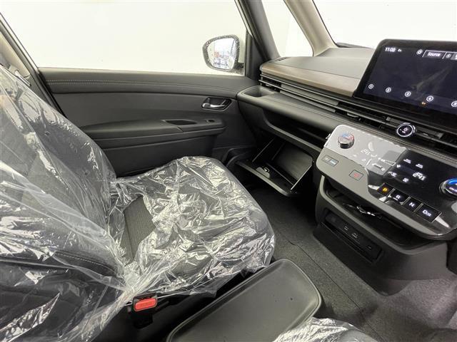 セレナ ｅ－パワー　ハイウェイスターＶ　アドバンスドドライブアシストディスプレイ（１２．３インチカラーディスプレイ）　アラウンドビューモニター　インテリジェント　ルームミラー　両側パワースライドドア（19枚目）