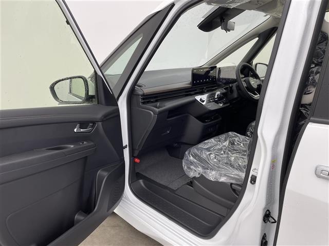 セレナ ｅ－パワー　ハイウェイスターＶ　アドバンスドドライブアシストディスプレイ（１２．３インチカラーディスプレイ）　アラウンドビューモニター　インテリジェント　ルームミラー　両側パワースライドドア（25枚目）