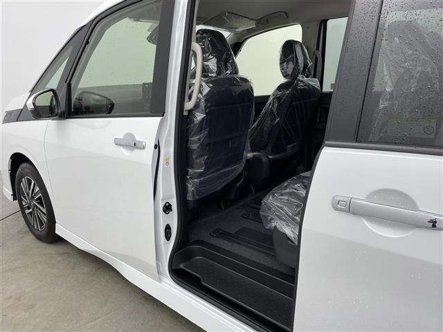 セレナ ｅ－パワー　ハイウェイスターＶ　アドバンスドドライブアシストディスプレイ（１２．３インチカラーディスプレイ）　アラウンドビューモニター　インテリジェント　ルームミラー　両側パワースライドドア（27枚目）