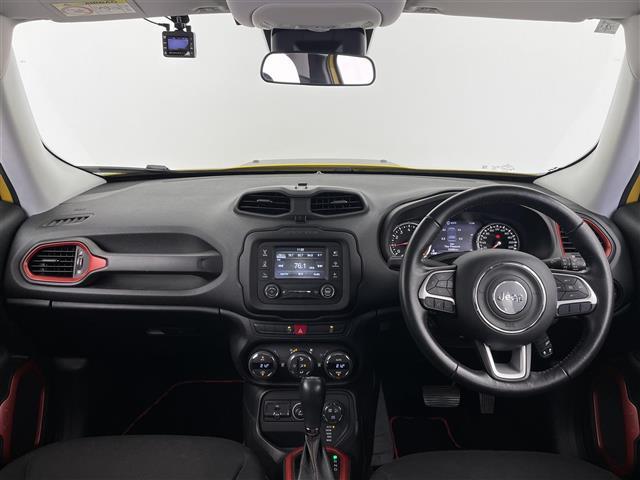 ジープ・レネゲード トレイルホーク ディスプレイオーディオ ETC バックカメラ ステアリングスイッチ オートクルーズコントロール 前後ドライブレコーダー LEDヘッドライト 純正アルミホイール オートライト スマートキー(2枚目)