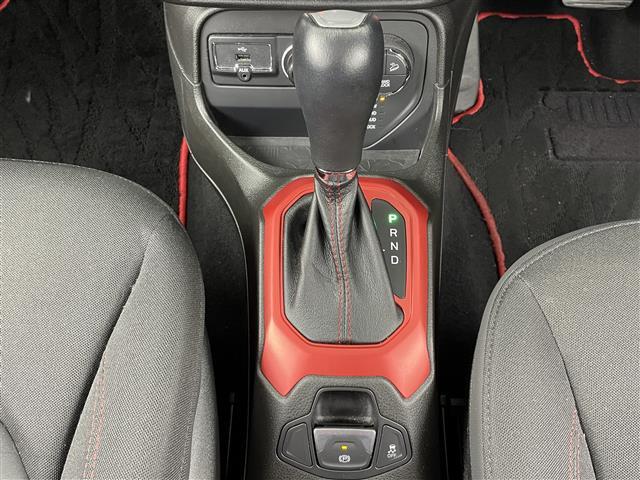 ジープ・レネゲード トレイルホーク ディスプレイオーディオ ETC バックカメラ ステアリングスイッチ オートクルーズコントロール 前後ドライブレコーダー LEDヘッドライト 純正アルミホイール オートライト スマートキー(12枚目)