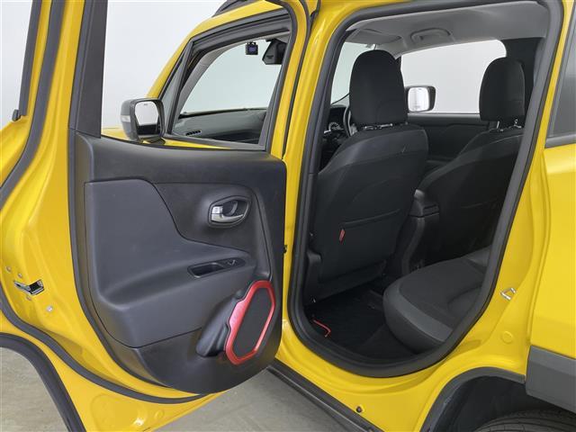 ジープ・レネゲード トレイルホーク ディスプレイオーディオ ETC バックカメラ ステアリングスイッチ オートクルーズコントロール 前後ドライブレコーダー LEDヘッドライト 純正アルミホイール オートライト スマートキー(28枚目)