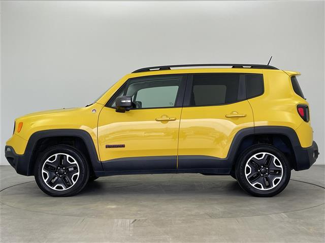 ジープ・レネゲード トレイルホーク ディスプレイオーディオ ETC バックカメラ ステアリングスイッチ オートクルーズコントロール 前後ドライブレコーダー LEDヘッドライト 純正アルミホイール オートライト スマートキー(35枚目)