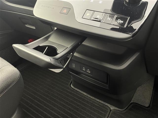 セレナ ハイウェイスターＶ　Ｖセレクション　プロパイロット　アラウンドビューモニター　デジタルインナーミラー　フリップダウンモニター　オートブレーキホールド　レーダークルーズコントロール　両側パワースライドドア　純正アルミホイール（16枚目）