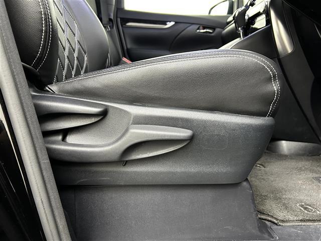 アルファード ２．５Ｓ　タイプゴールド　純正ナビ　ＣＤ　ＤＶＤ　フルセグ　モデリスタエアロ　サンルーフ　電子パーキング　衝突軽減ブレーキ　パワーバックドア　フリップダウンモニター　ＢＳＭ　デジタルインナーミラー　バックカメラ　ＥＴＣ（41枚目）