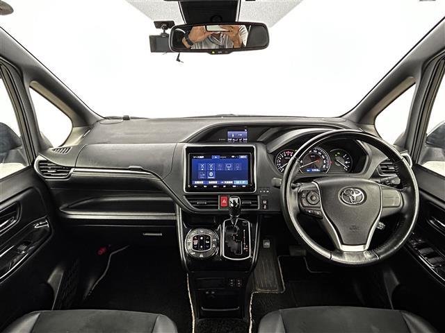 エスクァイア Ｇｉ　プレミアムパッケージ　ブラックテーラード　純正９インチナビ／モデリスタ／純正フリップダウン／トヨタセーフティーセンス／両側パワースライドドア／ステアリングヒーター／シートヒーター／ＭＴモード付／クルーズコントロール／バックカメラ／ＬＥＤ（2枚目）