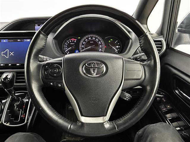 エスクァイア Ｇｉ　プレミアムパッケージ　ブラックテーラード　純正９インチナビ／モデリスタ／純正フリップダウン／トヨタセーフティーセンス／両側パワースライドドア／ステアリングヒーター／シートヒーター／ＭＴモード付／クルーズコントロール／バックカメラ／ＬＥＤ（4枚目）