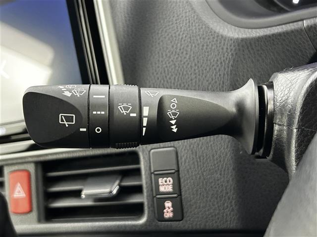 エスクァイア Ｇｉ　プレミアムパッケージ　ブラックテーラード　純正９インチナビ／モデリスタ／純正フリップダウン／トヨタセーフティーセンス／両側パワースライドドア／ステアリングヒーター／シートヒーター／ＭＴモード付／クルーズコントロール／バックカメラ／ＬＥＤ（6枚目）