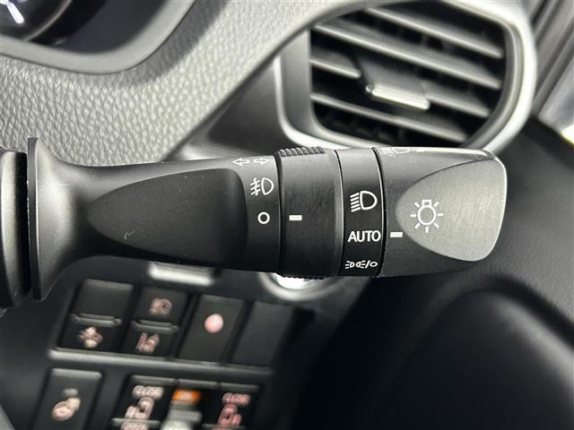 エスクァイア Ｇｉ　プレミアムパッケージ　ブラックテーラード　純正９インチナビ／モデリスタ／純正フリップダウン／トヨタセーフティーセンス／両側パワースライドドア／ステアリングヒーター／シートヒーター／ＭＴモード付／クルーズコントロール／バックカメラ／ＬＥＤ（7枚目）