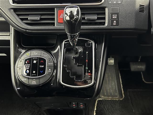 エスクァイア Ｇｉ　プレミアムパッケージ　ブラックテーラード　純正９インチナビ／モデリスタ／純正フリップダウン／トヨタセーフティーセンス／両側パワースライドドア／ステアリングヒーター／シートヒーター／ＭＴモード付／クルーズコントロール／バックカメラ／ＬＥＤ（13枚目）