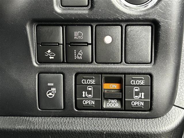 エスクァイア Ｇｉ　プレミアムパッケージ　ブラックテーラード　純正９インチナビ／モデリスタ／純正フリップダウン／トヨタセーフティーセンス／両側パワースライドドア／ステアリングヒーター／シートヒーター／ＭＴモード付／クルーズコントロール／バックカメラ／ＬＥＤ（16枚目）