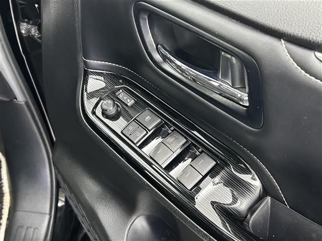 エスクァイア Ｇｉ　プレミアムパッケージ　ブラックテーラード　純正９インチナビ／モデリスタ／純正フリップダウン／トヨタセーフティーセンス／両側パワースライドドア／ステアリングヒーター／シートヒーター／ＭＴモード付／クルーズコントロール／バックカメラ／ＬＥＤ（17枚目）