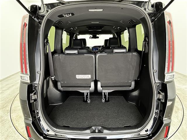 エスクァイア Ｇｉ　プレミアムパッケージ　ブラックテーラード　純正９インチナビ／モデリスタ／純正フリップダウン／トヨタセーフティーセンス／両側パワースライドドア／ステアリングヒーター／シートヒーター／ＭＴモード付／クルーズコントロール／バックカメラ／ＬＥＤ（28枚目）