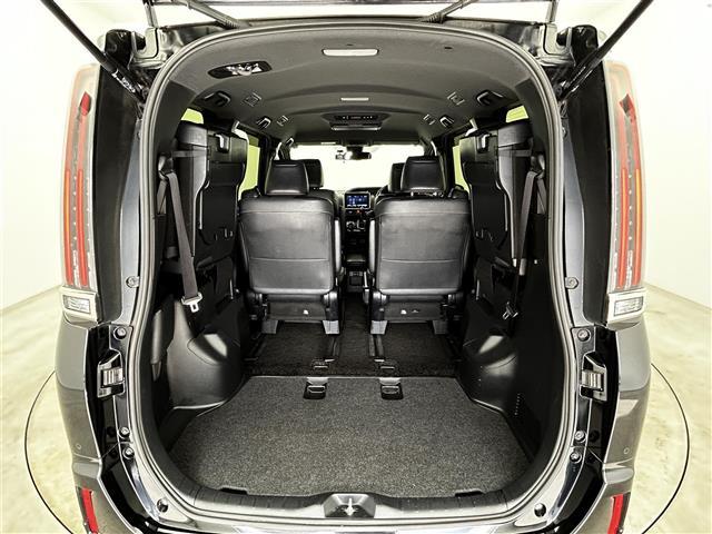 エスクァイア Ｇｉ　プレミアムパッケージ　ブラックテーラード　純正９インチナビ／モデリスタ／純正フリップダウン／トヨタセーフティーセンス／両側パワースライドドア／ステアリングヒーター／シートヒーター／ＭＴモード付／クルーズコントロール／バックカメラ／ＬＥＤ（29枚目）