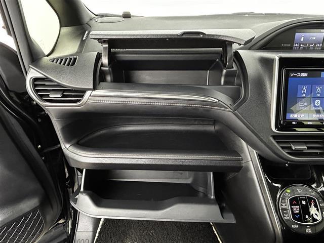 エスクァイア Ｇｉ　プレミアムパッケージ　ブラックテーラード　純正９インチナビ／モデリスタ／純正フリップダウン／トヨタセーフティーセンス／両側パワースライドドア／ステアリングヒーター／シートヒーター／ＭＴモード付／クルーズコントロール／バックカメラ／ＬＥＤ（40枚目）