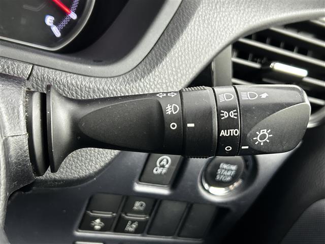 ヴォクシー ZS 煌II ワンオーナー 純正SDナビ 両側パワースライドドア バックカメラ オートライト オートマチックハイビーム 3列シート 純正フロアマット 純正アルミホイル ETC LEDヘッドライト(9枚目)